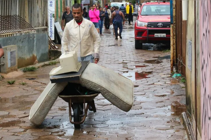 Imagem ilustrativa da imagem Córrego transborda e invade casas em vila a 15 km da Esplanada