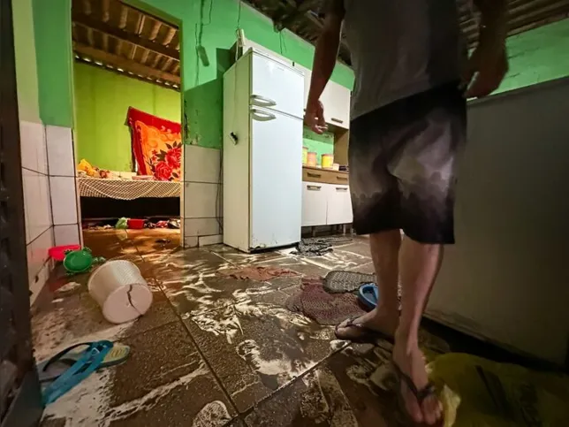 Imagem ilustrativa da imagem Córrego transborda e invade casas em vila a 15 km da Esplanada