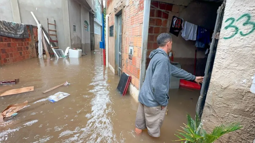 Imagem ilustrativa da imagem Córrego transborda e invade casas em vila a 15 km da Esplanada