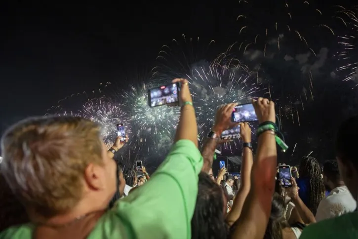 Imagem ilustrativa da imagem Festa de réveillon continua na Praia de Copacabana