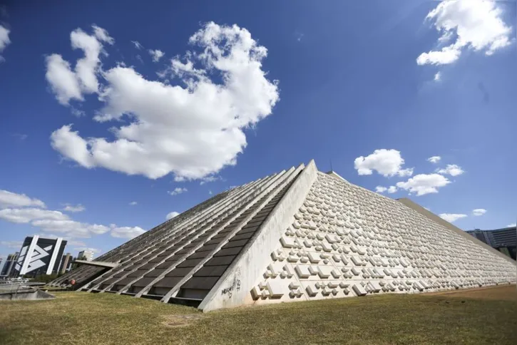 Imagem ilustrativa da imagem Palácios e parte do acervo destruído em 8 de janeiro foram restaurados