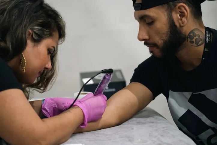 Imagem ilustrativa da imagem Tattoo Week terá cursos gratuitos para jovens de favelas do Rio
