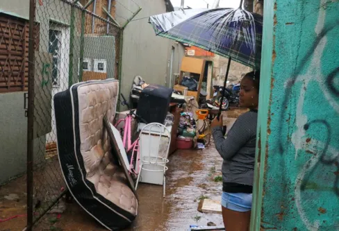 Imagem descritiva da notícia Córrego transborda e invade casas em vila a 15 km da Esplanada