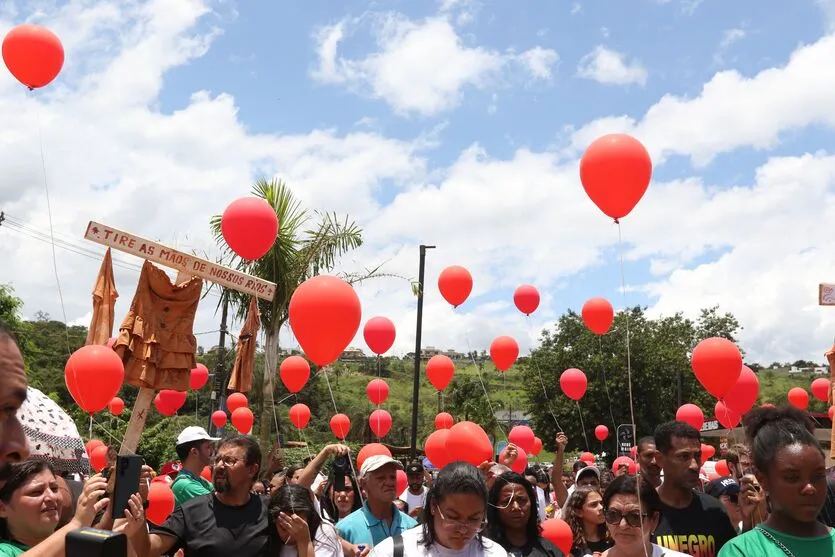 Imagem descritiva da notícia Após 5 anos, ato em Brumadinho homenageia vítimas e critica acordo
