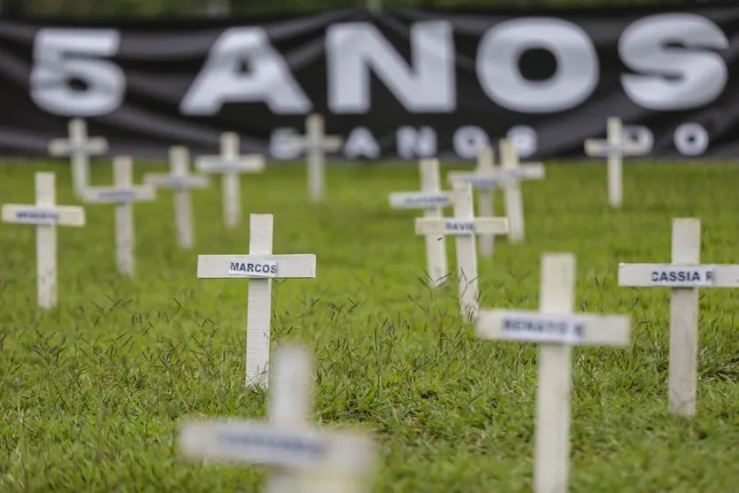 Imagem descritiva da notícia Cruzes na Esplanada lembram vítimas de tragédia em Brumadinho