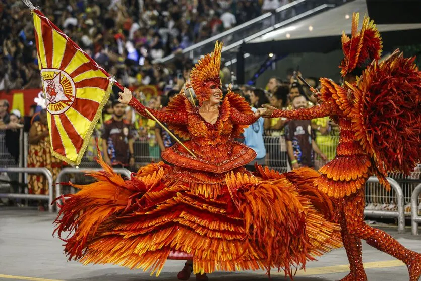 Imagem descritiva da notícia Veja imagens do segundo dia de desfile do carnaval de São Paulo