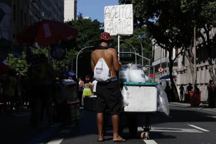 Imagem ilustrativa da imagem “Carnaval é o nosso 13º salário”, diz liderança de camelôs