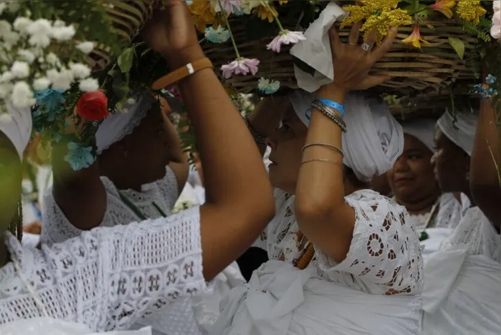 Imagem ilustrativa da imagem Homenagem a Iemanjá reúne milhares de pessoas no Arpoador