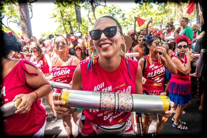 Imagem ilustrativa da imagem Quizomba faz último desfile do carnaval de rua de 2024 pregando o amor