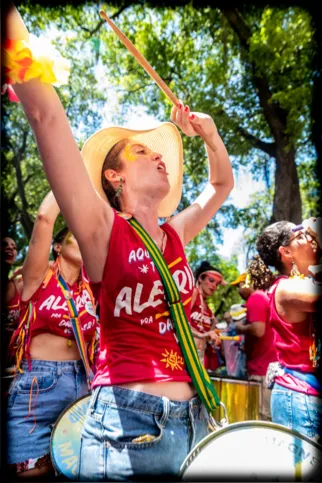 Imagem ilustrativa da imagem Quizomba faz último desfile do carnaval de rua de 2024 pregando o amor