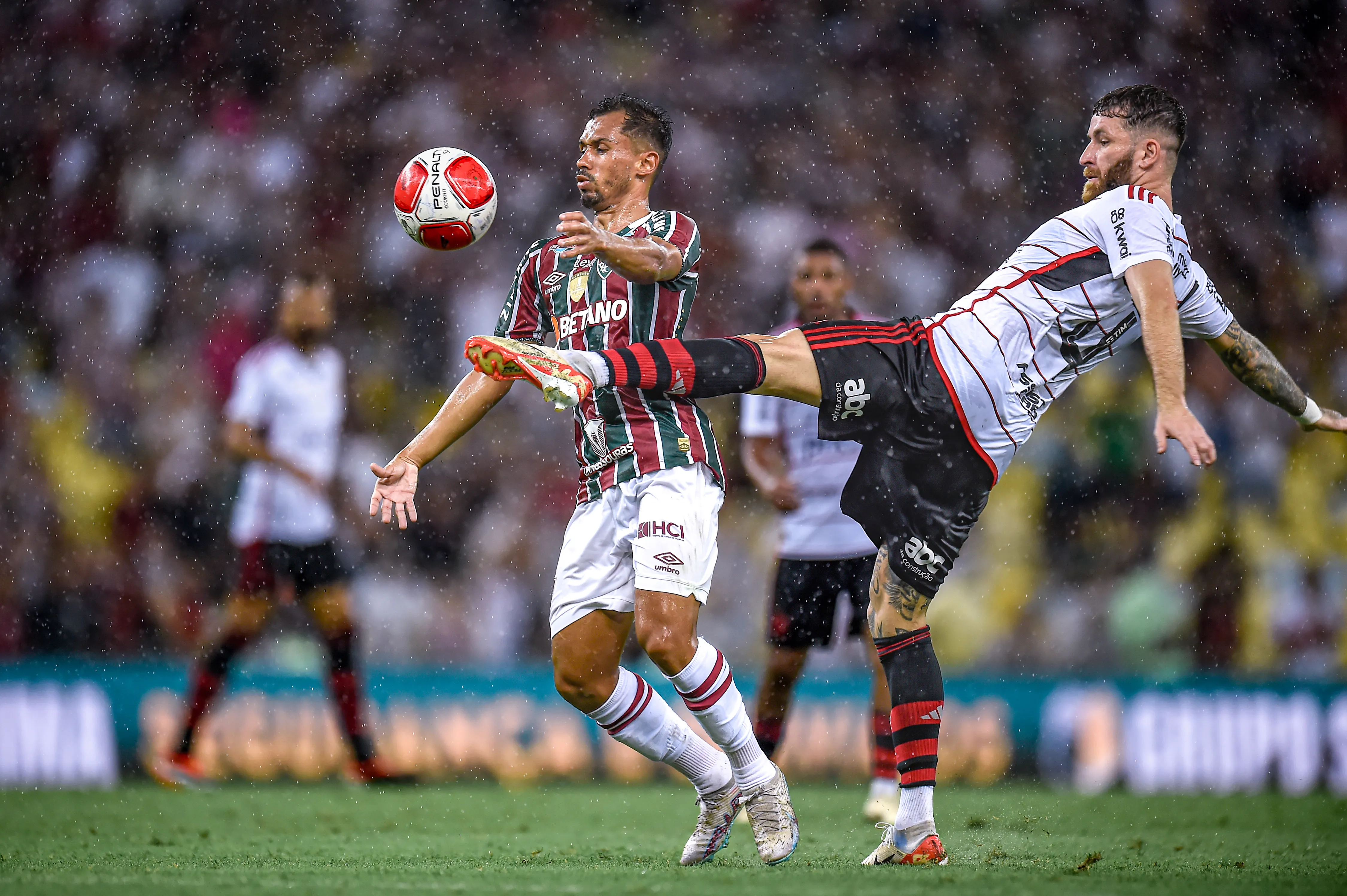 Imagem descritiva da notícia Sem sofrer, Flamengo abre 2x0 contra Fluminense na semi do Carioca