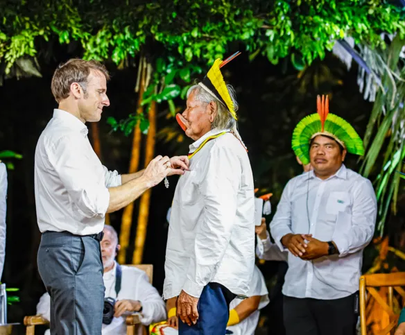 Imagem ilustrativa da imagem Cacique Raoni recebe honraria de Macron e pede demarcações a Lula