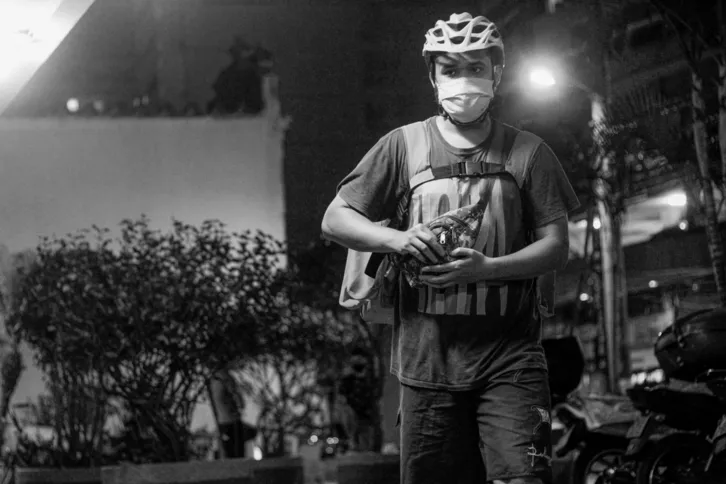 Imagem ilustrativa da imagem “Clientes nos confundem com garçons”, reclama entregador de aplicativo