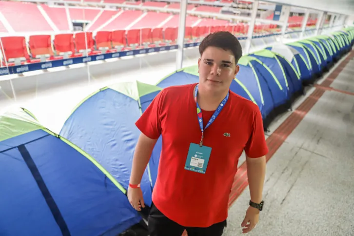 Imagem ilustrativa da imagem Jovens preparam barracas para maratona tecnológica da Campus Party