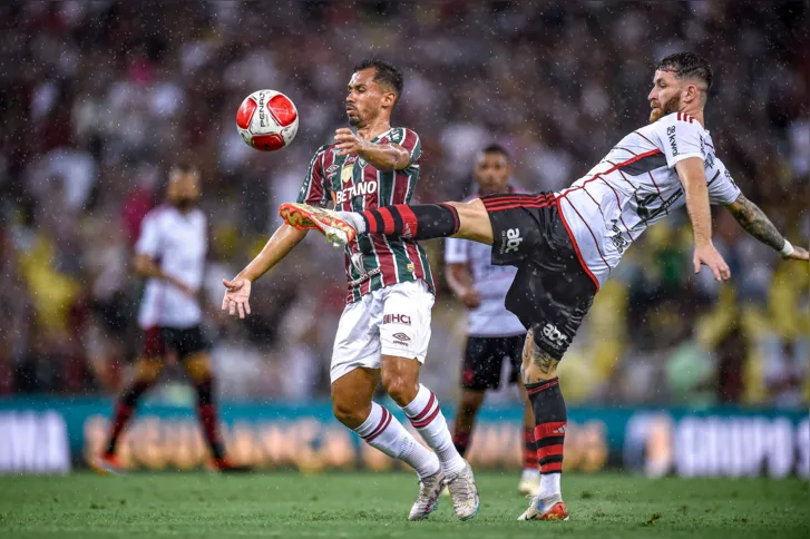Imagem ilustrativa da imagem Sem sofrer, Flamengo abre 2x0 contra Fluminense na semi do Carioca