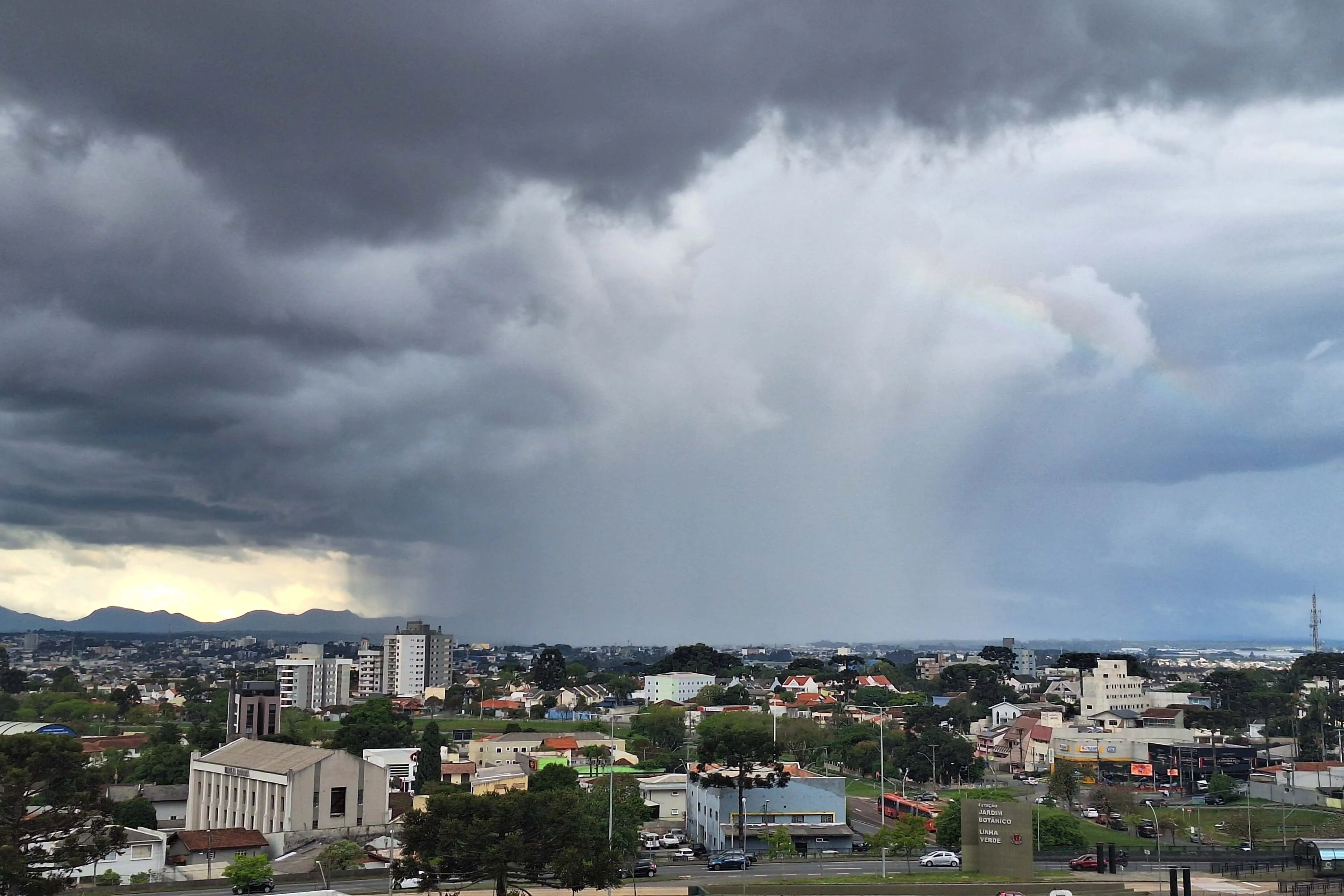 O Simepar e a Defesa Civil monitoram constantemente a atmosfera