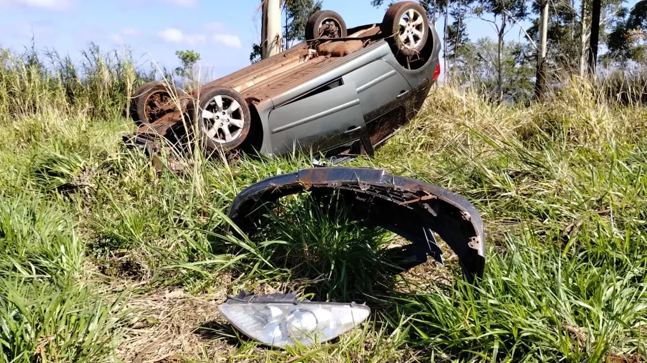 Peugeot 307 capotou nesta madrugada de quinta-feira