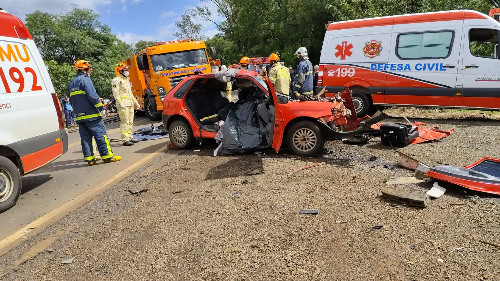 Acidente deixou carro completamente destruído