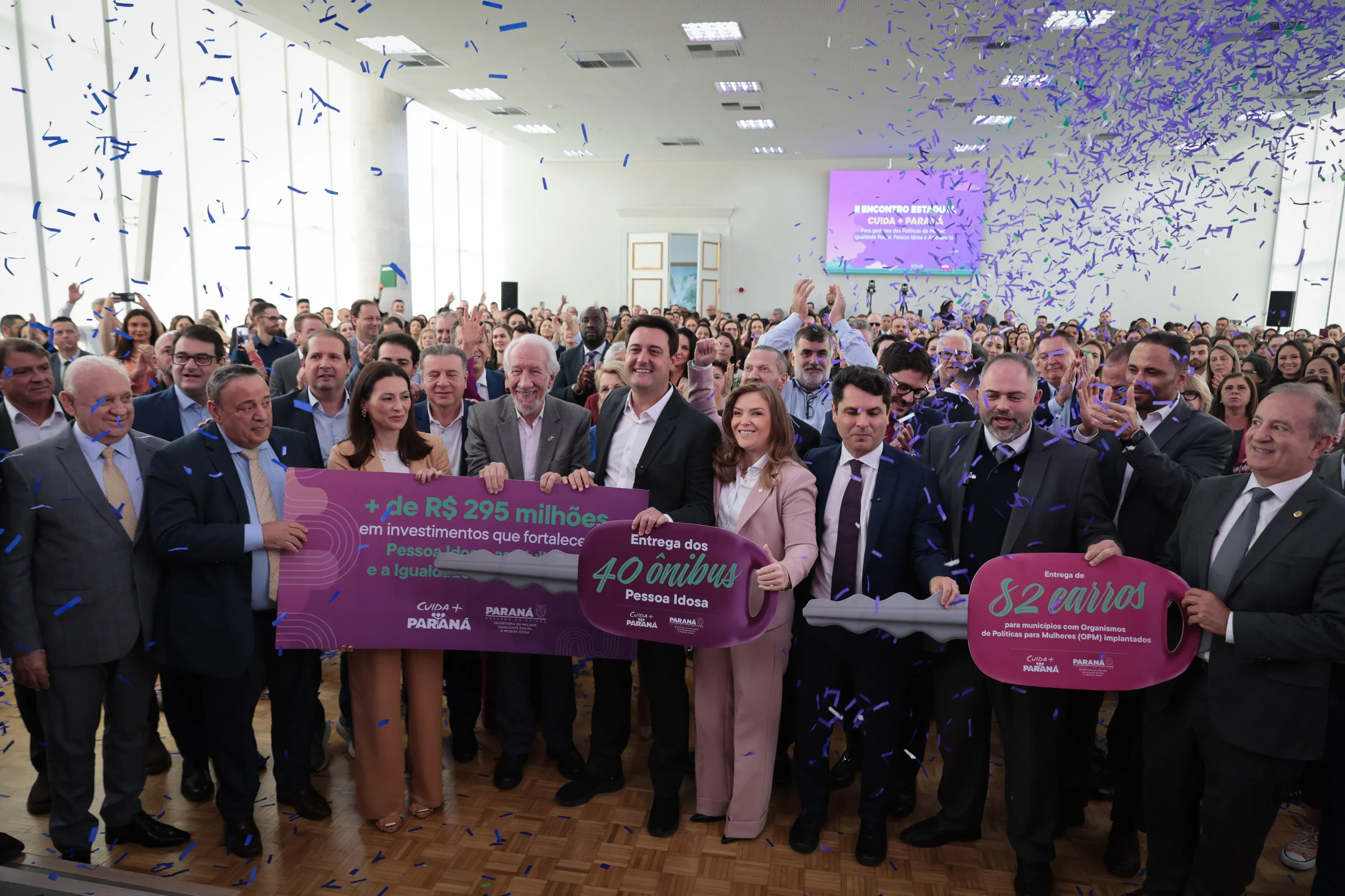 O governador Carlos Massa Ratinho Junior participa nesta segunda-feira (24) do II Encontro Estadual de Gestores de Políticas do Cuidado, no Palácio Iguaçu. Neste ato, são entregues 40 ônibus que atenderão a política para idosos e 82 carros para política da mulher.  Foto: Geraldo Bubniak/AEN