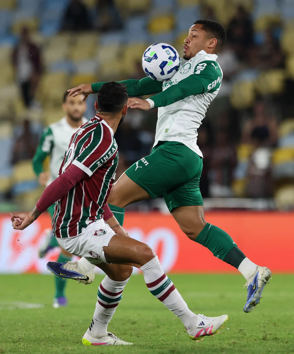 O jogador Vitor Roque, da SE Palmeiras, disputa bola com o jogador do Fluminense FC, durante partida válida pela décima sexta rodada, do Campeonato Brasileiro, Série A, no Estádio Maracanã. (Foto: Cesar Greco/Palmeiras/by Canon)