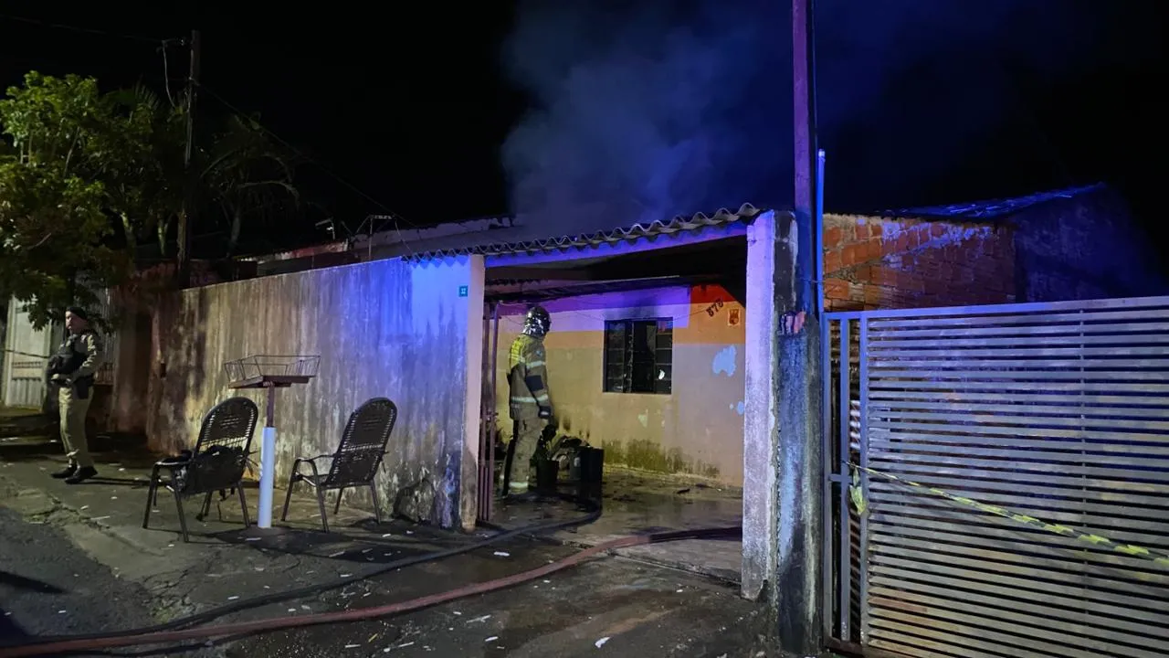 Bombeiros combatem fogo