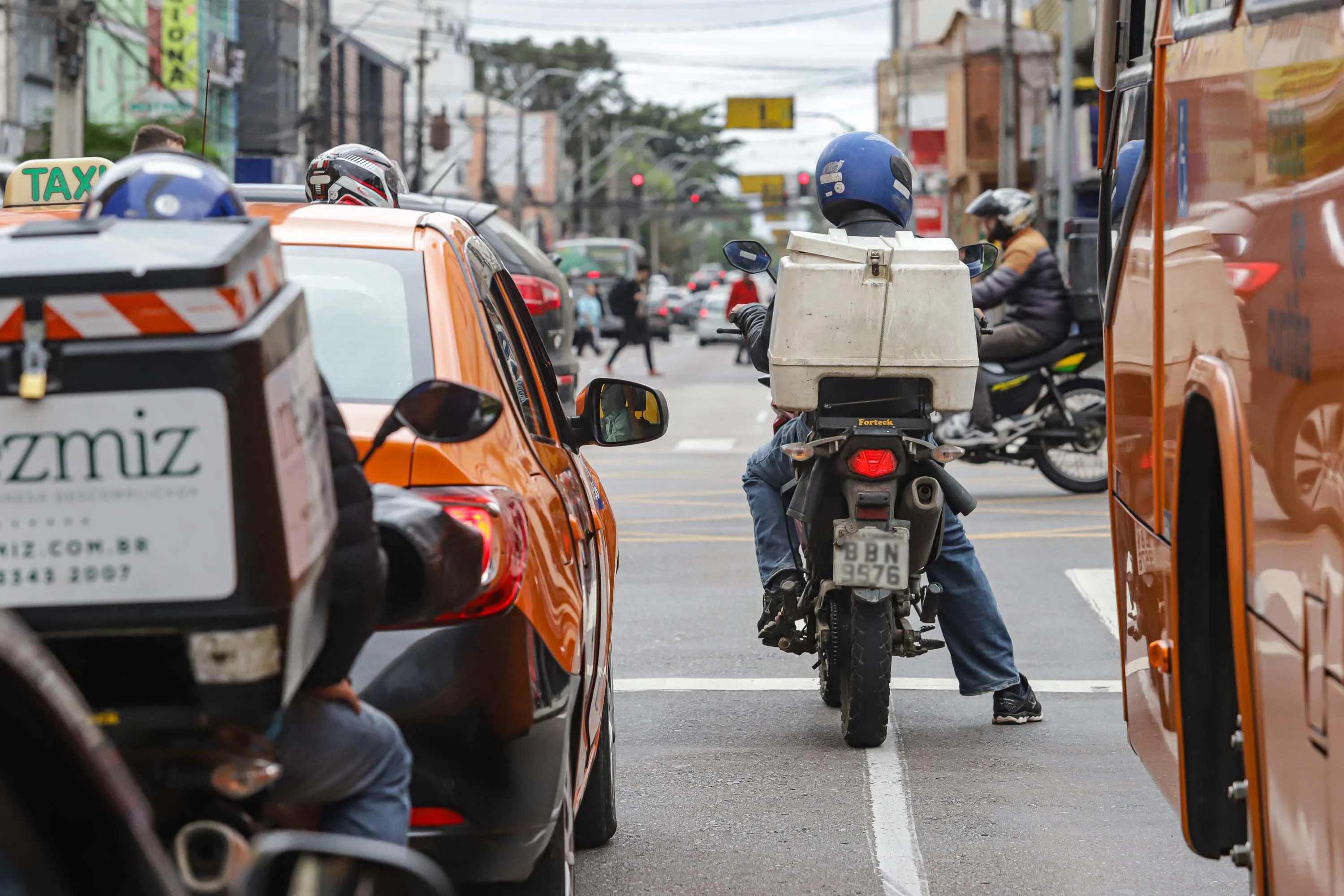 Curitiba, 14 de dezembro de 2022 - Serviço de motoboy no centro de Curitiba.