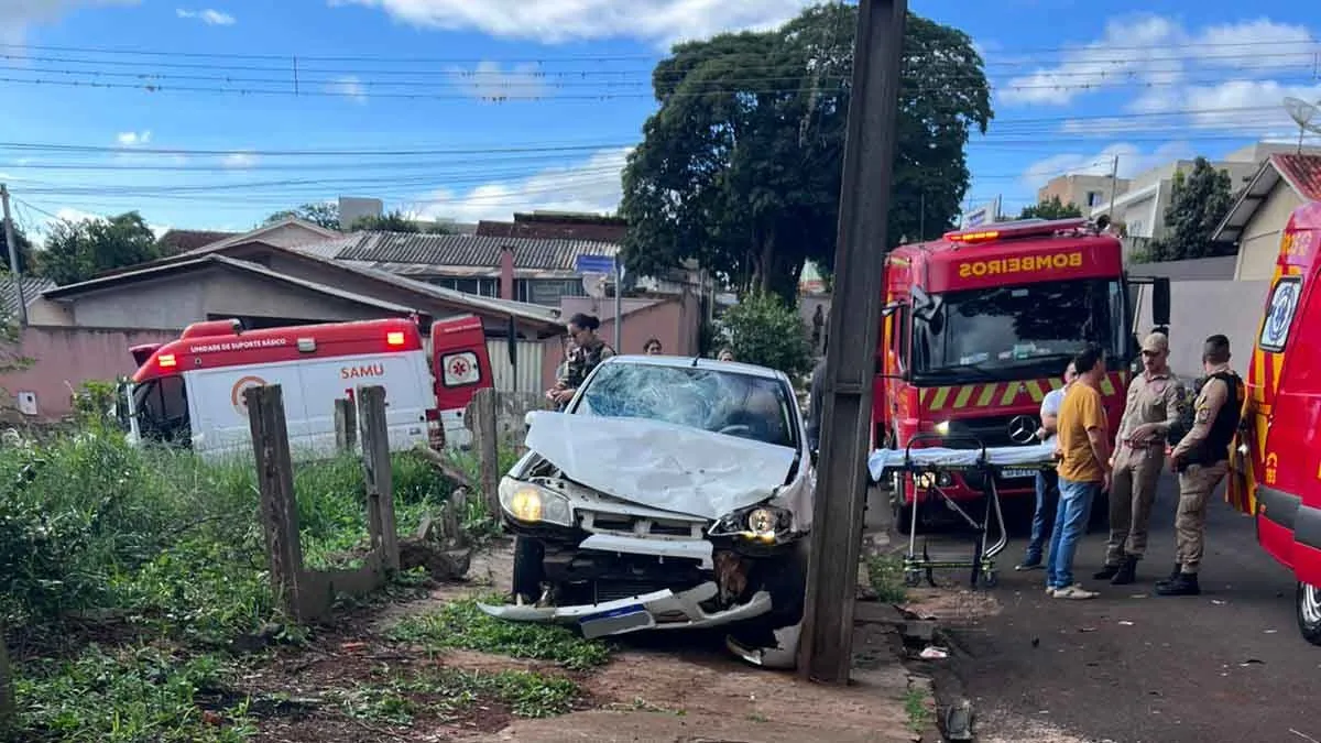 O acidente envolveu um Fiat Palio Fire branco e uma moto