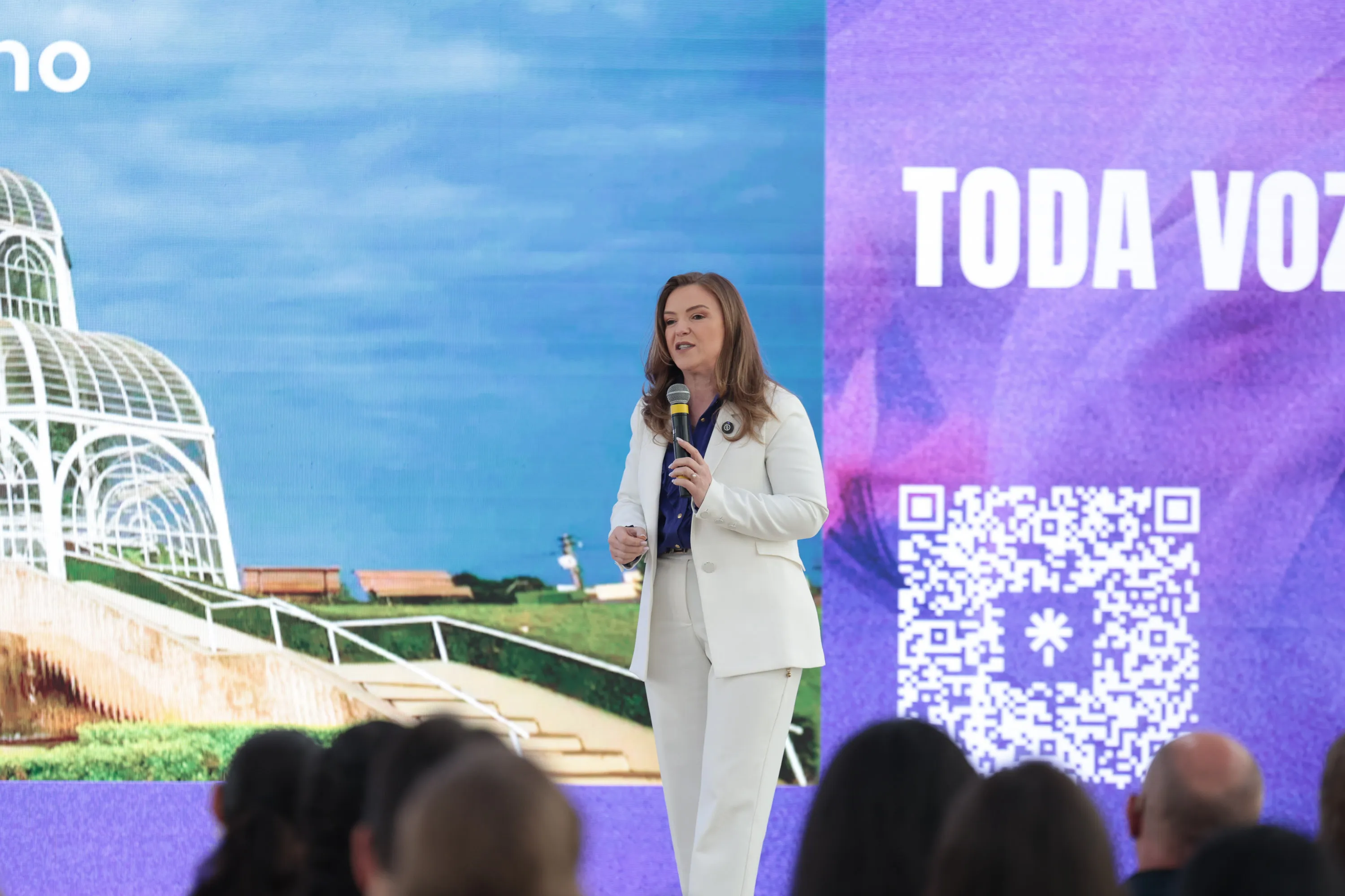 A primeira-dama Luciana Saito Massa, a secretária Leandre Dal Ponte e o secretário Coronel Hudson Teixeira participam nesta sexta-feira (29), de evento Agosto Lilás, no Salão de Atos do Palácio Iguaçu.
Foto: Geraldo Bubniak/AEN