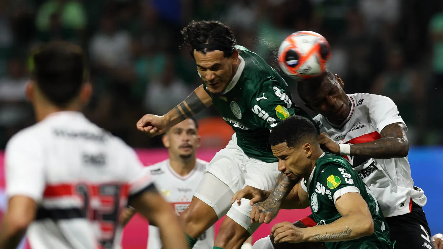 O jogador Gustavo Gómez, da SE Palmeiras, disputa bola com o jogador do São Paulo FC, durante partida válida pela fase de grupos, do Campeonato Paulista, Série A1, na arena Allianz Parque. (Foto: Cesar Greco/Palmeiras/by Canon)