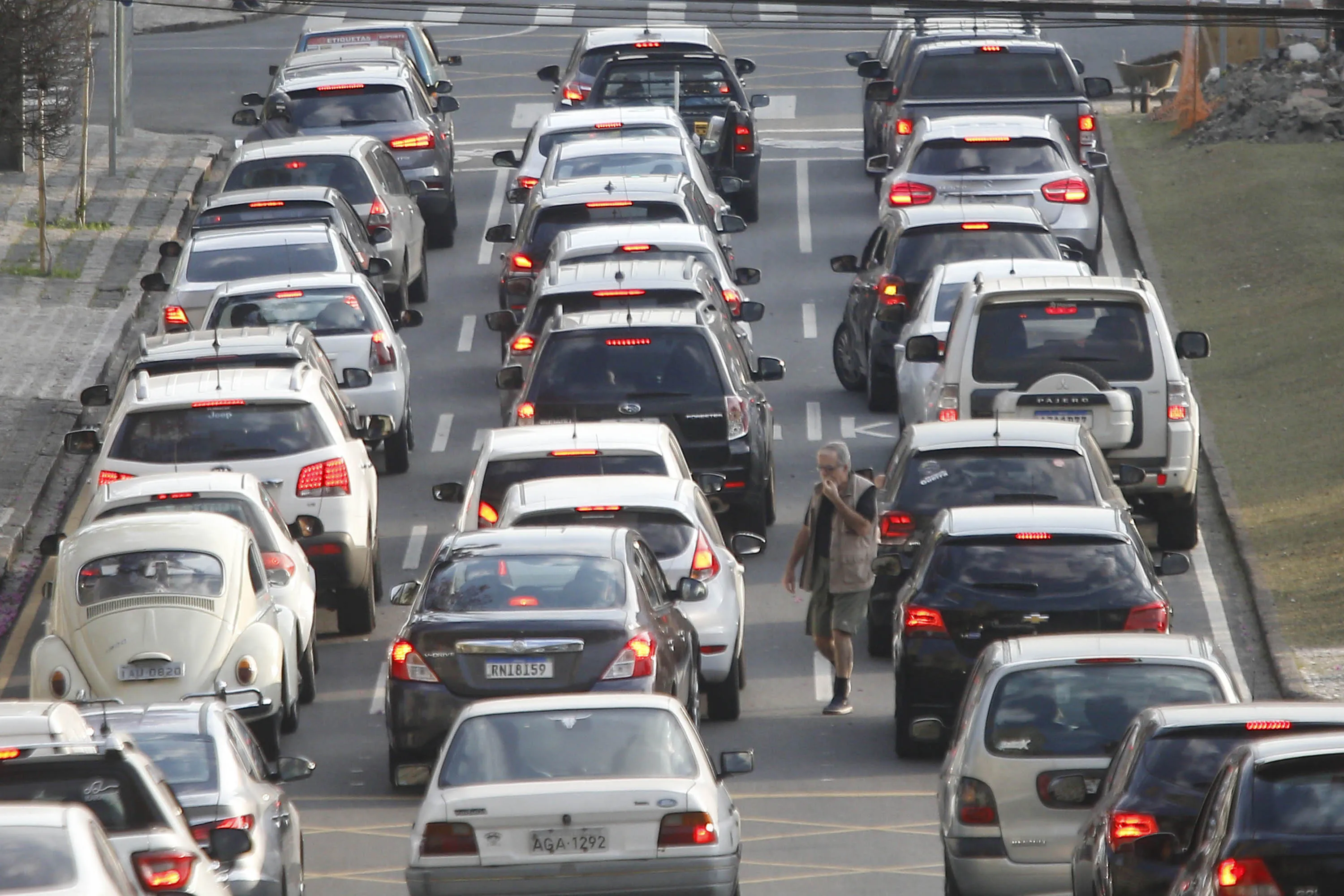 Trânsito - carros - ruas de curitiba com movimento intenso de carros - congestionamento nas ruas do centro de Curitiba - IPVA - licenciamento -