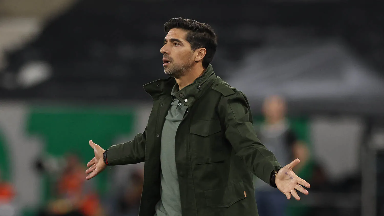O técnico Abel Ferreira, da SE Palmeiras, em jogo contra a equipe do Botafogo FR, durante partida válida pela vigésima rodada, do Campeonato Brasileiro, Série A, no Esteadio Nilton Santos. (Foto: Cesar Greco/Palmeiras/by Canon)