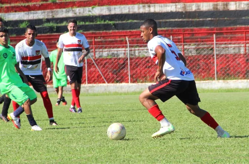 Com a bola, Barra durante jogo-treino contra o Arapongas FOTO: ADEMIR ALVES/DIVULGAÇÃO