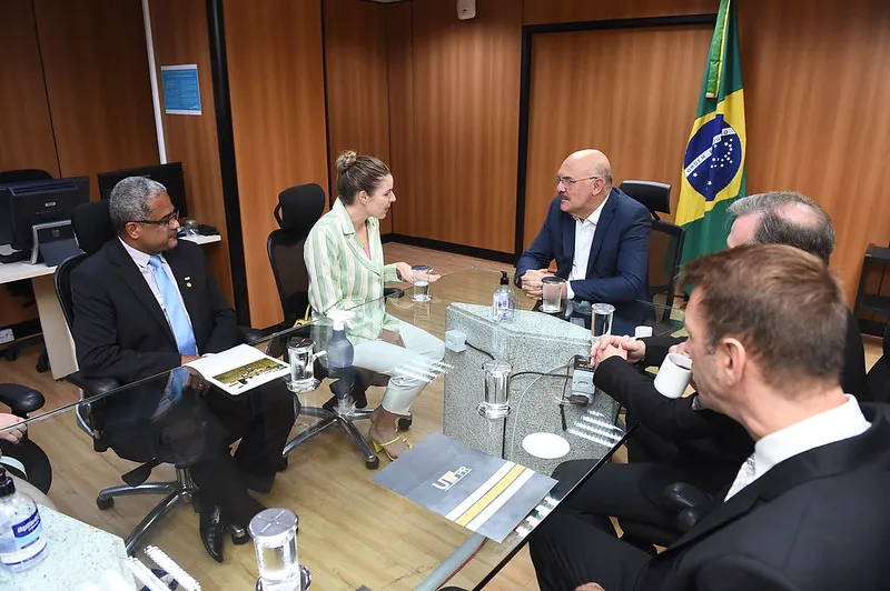 Diretor da UTFPR, Marcelo Ferreira, e a deputada Luísa Canziani com o ministro Milton Ribeiro