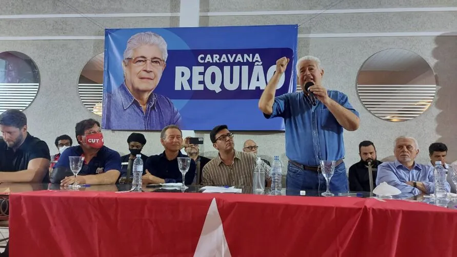 Ex-governador Roberto Requião discursa durante encontro suprapartidário realizado ontem em Apucarana
