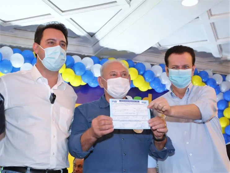 Governador Ratinho Jr., deputado Ademar Traiano e Gilberto Kassab durante ato de filiações ao PSD nesta sexta-feira, em Curitiba