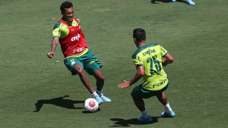 Os jogadores Jailson e Gabriel Menino (D), da SE Palmeiras, durante treinamento, na Academia de Futebol. (Foto: Cesar Greco)