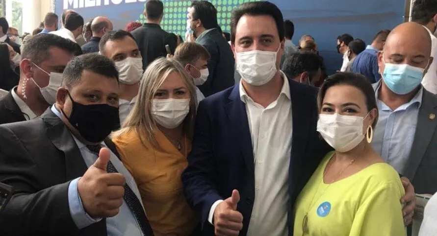 Prefeito Pedro Taborda e primeira-dama Ivone, governador Ratinho Jr. e a enfermeira Rosana, no Palácio Iguaçu