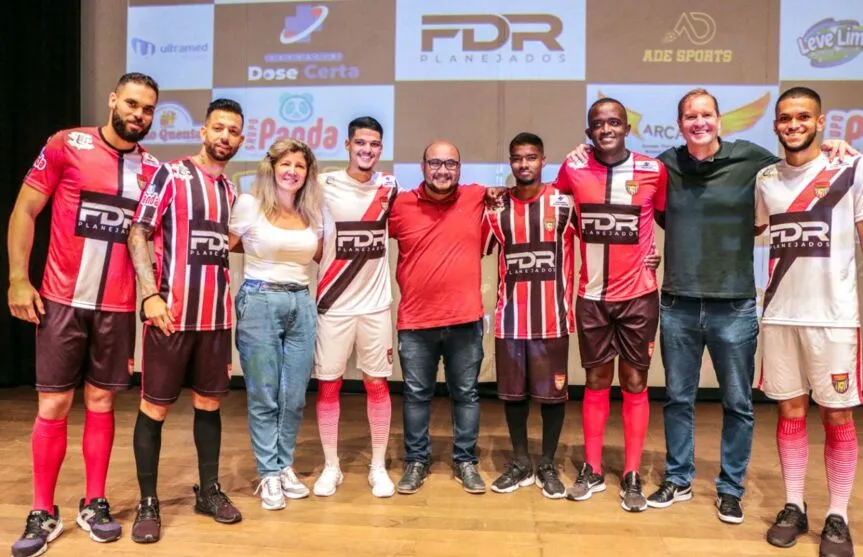 Reforços do Apucarana e vereadores durante apresentação no Cine Teatro Fênix FOTO: DIVULGAÇÃO