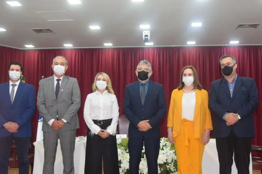 Secretário Beto Preto (1º à direita) com representantes da Justiça Eleitoral e de hospitais