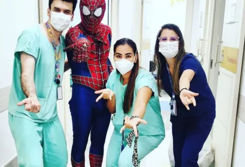 Imagem descritiva da notícia Câncer de filha motiva araponguense a atuar como ‘herói’ em hospitais