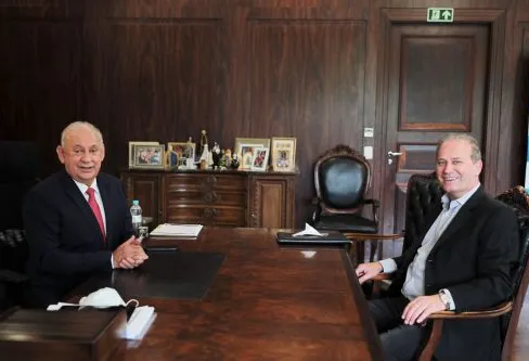 Imagem descritiva da notícia Carlos Gil discute abertura do Hospital Regional