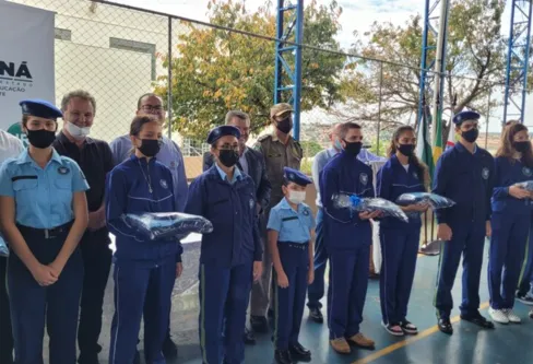 Imagem descritiva da notícia Escolas cívico-militares da região recebem novos kits de uniformes