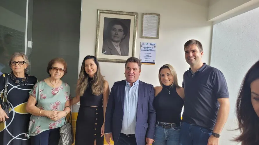 Primeira-dama do Paraná, Luciana Massa, prefeito Sérgio Onofre e primeira-dama Gisele, e familiares de Ismênia Grassano