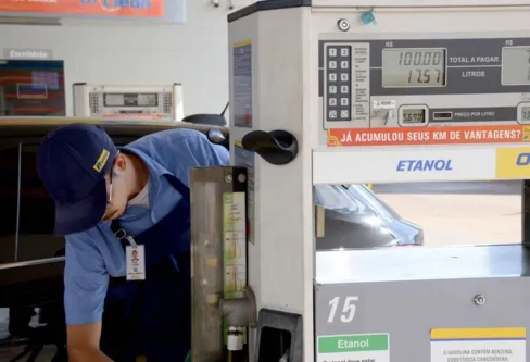 Imagem descritiva da notícia Em menos de um mês, etanol fica até R$ 0,65 mais caro na região