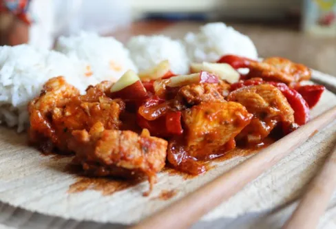 Imagem descritiva da notícia Inspiração indiana, frango ao curry é receita coringa