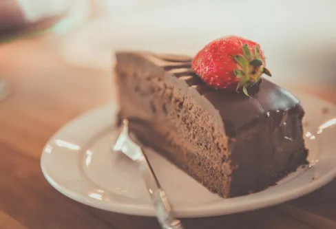 Imagem descritiva da notícia Mistura perfeita: aprenda a fazer torta de chocolate ao rum