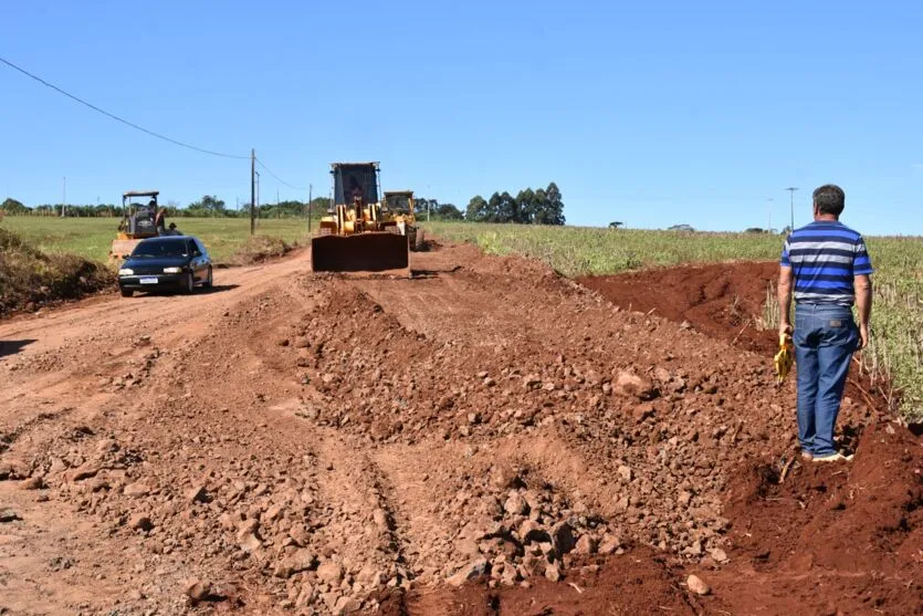 Estrada é preparada para receber pedras no distrito de São José