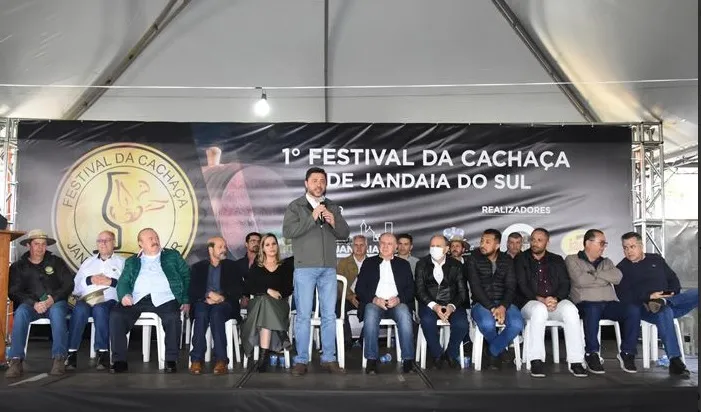 Imagem descritiva da notícia Políticos prestigiam Festival da Cachaça