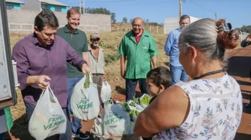Imagem descritiva da notícia Famílias trocam recicláveis por alimentos frescos em Apucarana