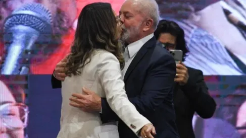 Imagem descritiva da notícia Lula se casa com Janja em São Paulo